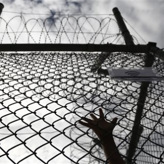 Εξευτελιστικές συνθήκες κράτησης αιτούντα άσυλο στη Σάμο