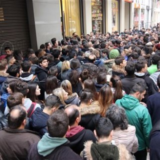 Πρωτοφανείς «ουρές» σε αλυσίδες καταστημάτων για το Black Friday