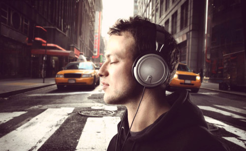 Γιατί μας «κολλάνε» στο μυαλό διάφορα τραγούδια;