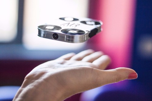 Ξεχάστε τα selfie sticks, έφτασε η νέα μόδα!