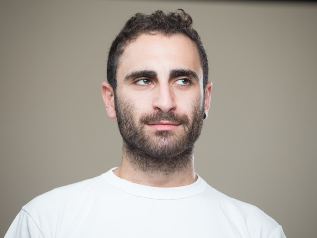 ΓΚΑΜΛΕΤ: Ο Ηλίας Αδάμ μας μιλάει για τον Άμλετ με το παράξενο G μπροστά