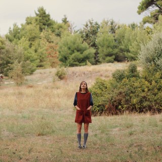 Τα Jojo Blanc μας ντύνουν με έντονες πιέτες και βελούδινες τιράντες