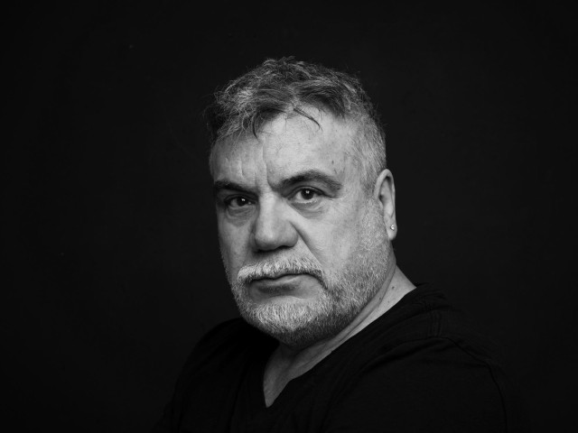 Γιάννης Κακλέας: «Ο Τσίπρας ήταν ένας γοητευτικός Αριστερός. Τώρα είναι ένας ταλαιπωρημένος αστός»