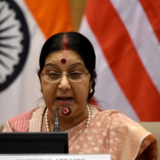 Οι Ινδοί προσφέρουν το νεφρό τους για να ζήσει η υπουργός Εξωτερικών