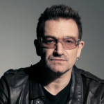 H φωτογραφία του Bono πάνω σε μοτοσικλέτα της αστυνομίας στο Whataburger που έγινε viral