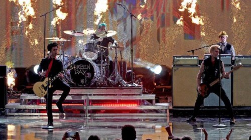 Green Day: «Όχι Τραμπ! Όχι Κου Κλουξ Κλαν! Όχι φασισμός στις ΗΠΑ!»