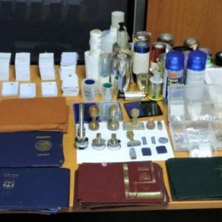 Κυψέλη: Εντοπίστηκε εργαστήριο παραγωγής πλαστών ταξιδιωτικών και άλλων εγγράφων