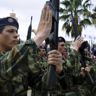Έρχεται υποχρεωτική στράτευση στα 18;