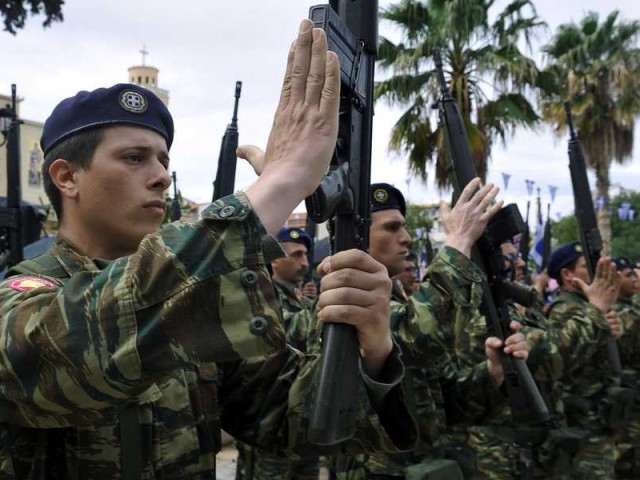 Έρχεται υποχρεωτική στράτευση στα 18;