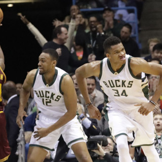 Giannis από άλλο πλανήτη καθάρισε τον Λεμπρόν και τους πρωταθλητές Cavaliers!