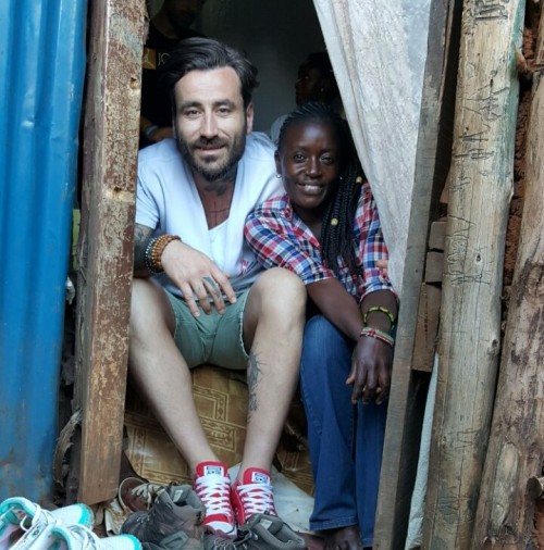 Οι Γιατροί Χωρίς Σύνορα μας καλούν να κρατήσουμε στη ζωή μια γυναίκα με HIV/AIDS με μόλις 10 ευρώ