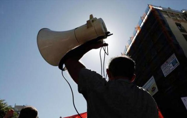 Διαμαρτυρία φοιτητών για τις μετεγγραφές, έξω από το υπουργείο Παιδείας