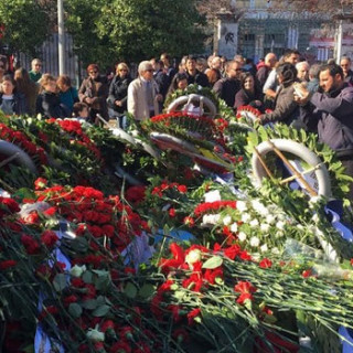 Νεαροί εγκλώβισαν όχημα της αστυνομίας στο Πολυτεχνείο