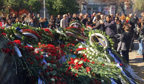 Νεαροί εγκλώβισαν όχημα της αστυνομίας στο Πολυτεχνείο