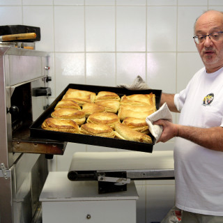 Ο Ποπάυ φτιάχνει τυρόπιτες στα Κάτω Πετράλωνα