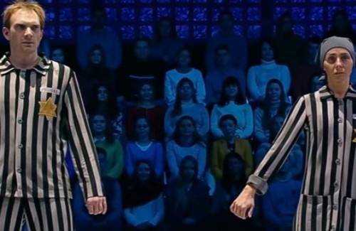 Παγκόσμια αγανάκτηση προκάλεσε η γυναίκα του εκπροσώπου του Πούτιν που χόρεψε ντυμένη σαν Εβραία