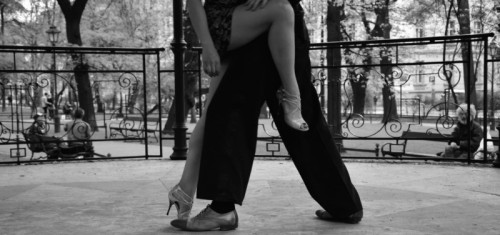 Νιώσε τον αισθησιασμό του χορού να σε παρασύρει!