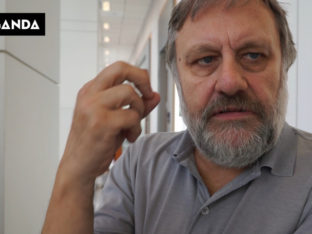 Σλάβοϊ Ζίζεκ: Δεν φεύγεις από το ευρώ, μένεις και προκαλείς χαμό (Βίντεο)