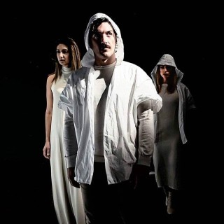 Η παράσταση «Και δε θα χωρίσουμε ποτέ» στην κεντρική σκηνή του θεάτρου 104