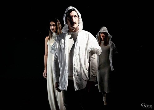 Η παράσταση «Και δε θα χωρίσουμε ποτέ» στην κεντρική σκηνή του θεάτρου 104