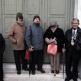 Στην ουρά για το εφάπαξ επίδομα