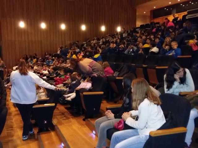 Ανάσα χαράς σε 20 παιδιά προσφύγων  και συνοδούς χάρη σε μια παράσταση παντομίμας