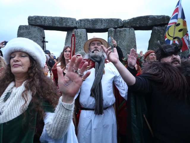 «Μάγοι», ιερείς & φυσιολάτρες γιόρτασαν το χειμερινό ηλιοστάσιο στο Στόουνχετζ