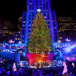 Φωταγωγήθηκε το χριστουγεννιάτικο δέντρο του του Κέντρου Rockefeller στη Νέα Υόρκη