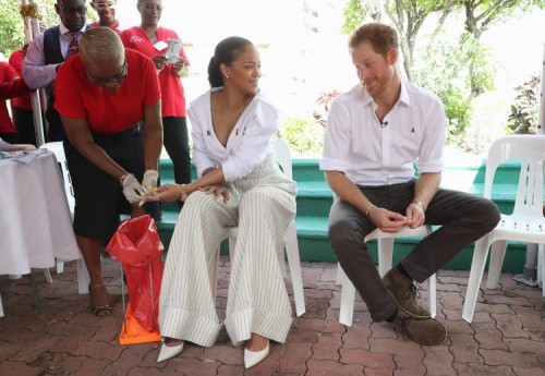 Ο πρίγκηπας Χάρι και η Ριάνα υποβλήθηκαν σε εξέταση για τον HIV κατά τη χθεσινή Παγκόσμια Ημέρα κατά του AIDS