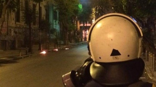 Μολότοφ σε διμοιρία των ΜΑΤ στα Εξάρχεια