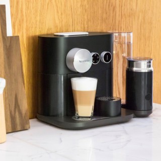 Aπό ένα βελούδινο Cappuccino έως ένα ζεστό Ristretto, η νέα μηχανή Nespresso Expert μας βοηθά να δώσουμε μία προσωπική πινελιά στον καφέ μας