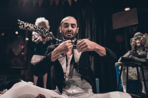 Αμάραντα: Μια κωμωδία της bijoux de kant σε παραγωγή FAUST