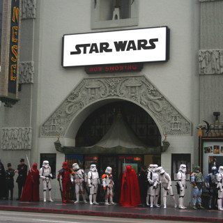 Θαυμαστές του Star Wars έδωσαν μάχη για το καλύτερο γαλαξιακό κοστούμι πριν την προβολή της νέας ταινίας “Rogue one: A Star Wars story”