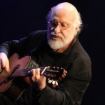 Ο Διονύσης Σαββόπουλος θα πεί τα κάλαντα, αύριο το μεσημέρι, μπροστά στο καμένο «Αττικόν»