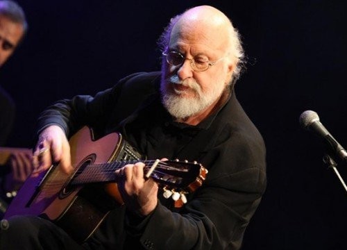 Ο Διονύσης Σαββόπουλος θα πεί τα κάλαντα, αύριο το μεσημέρι, μπροστά στο καμένο «Αττικόν»