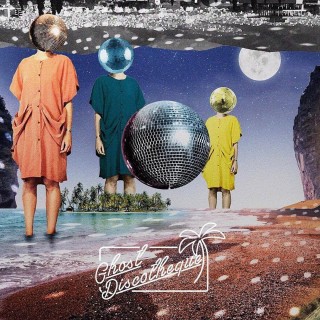 Τα ρούχα της Αλεξίας Κιρμίτση μοιάζουν να στοβιλίζονται κάτω από μια ντισκομπάλα