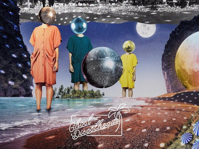 Τα ρούχα της Αλεξίας Κιρμίτση μοιάζουν να στοβιλίζονται κάτω από μια ντισκομπάλα