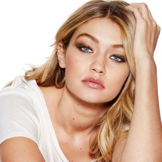 Η Τζίτζι Χαντίντ ανακηρύχθηκε μοντέλο της xρονιάς στα Fashion Awards 2016