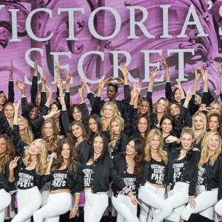 Τοπ μόντελ με εσώρουχα της Victoria’s Secret κατακτούν το Παρίσι