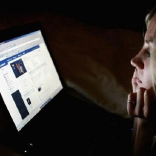 Το «επικίνδυνο» χαρακτηριστικό που κάνει το Facebook εθιστικό