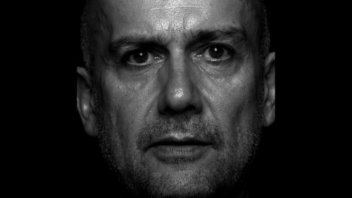 Μαρκ Κουίν: Καλούπια σωμάτων και αυτοπροσωπογραφία με αίμα σε νεοκλασσικό χώρο