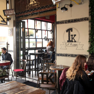 Tο Taf Kappa προσφέρει πρόγευμα και cocktails που θα ζήλευε και η Holly Golightly