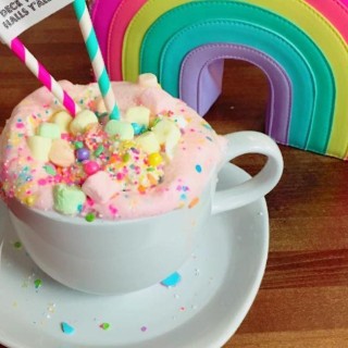 Η μαγική ζεστή σοκολάτα του μονόκερου που ταράζει τις αισθήσεις