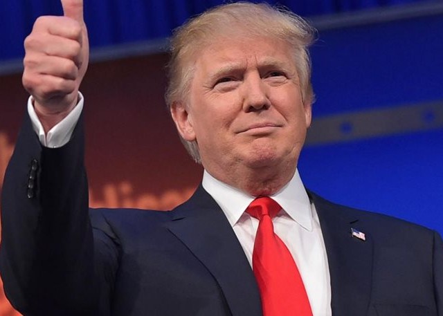 Ο Μάικλ Γουλφ επιμένει ότι οι άνθρωποι που βρίσκονται γύρω από τον πρόεδρο Τραμπ ανησυχούν για τη νοητική του κατάσταση