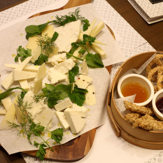 Το Τυροκομείο Κωσταρέλου της Πατριάρχου Ιωακείμ είναι ο παράδεισος των Αθηναίων τυροφάγων