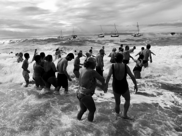 Με το Σταυρό στο χέρι