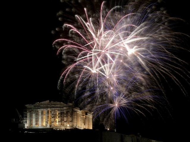Πυροτεχνήματα πάνω από την Ακρόπολη για τον ερχομό του 2017