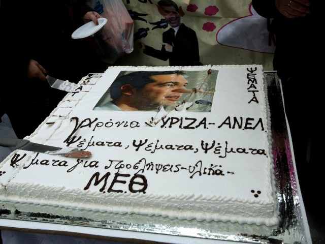 7 σουρεαλιστικές φωτογραφίες από την τούρτα της ΠΟΕΔΥΝ στο Μαξίμου