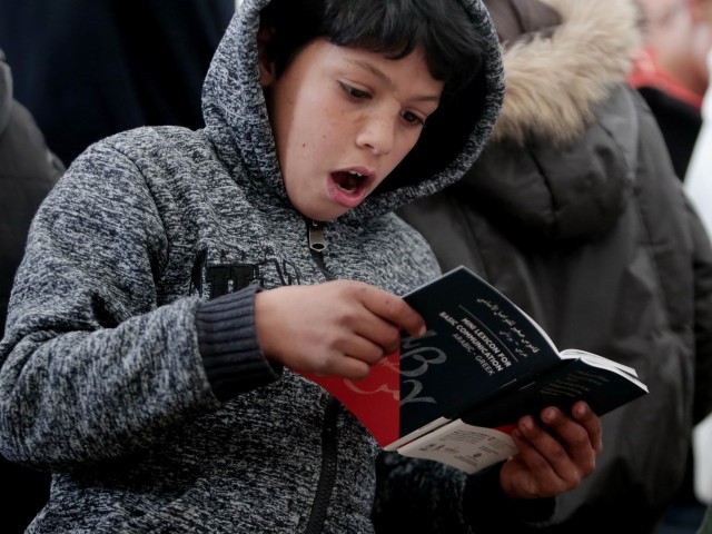 Τα προσφυγόπουλα μαθαίνουν ελληνικά