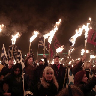 Κάποιοι παραμονεύουν μέσα στο σκοτάδι